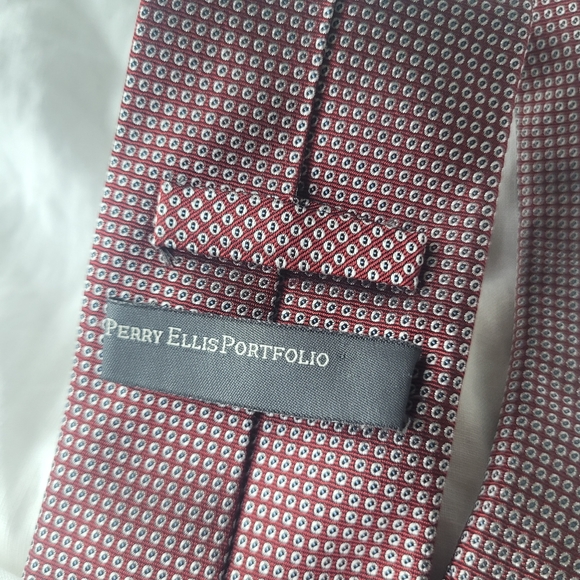 Perry Ellis Silk Tie - Picture 4 of 5